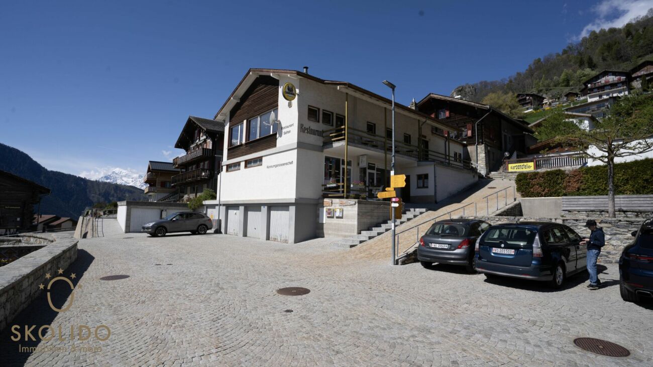 Einkaufsladen, grosses Restaurant mit Terrasse, Wohnung auf 2 Etagen, Garagen und Bauland im Herzen von Mund