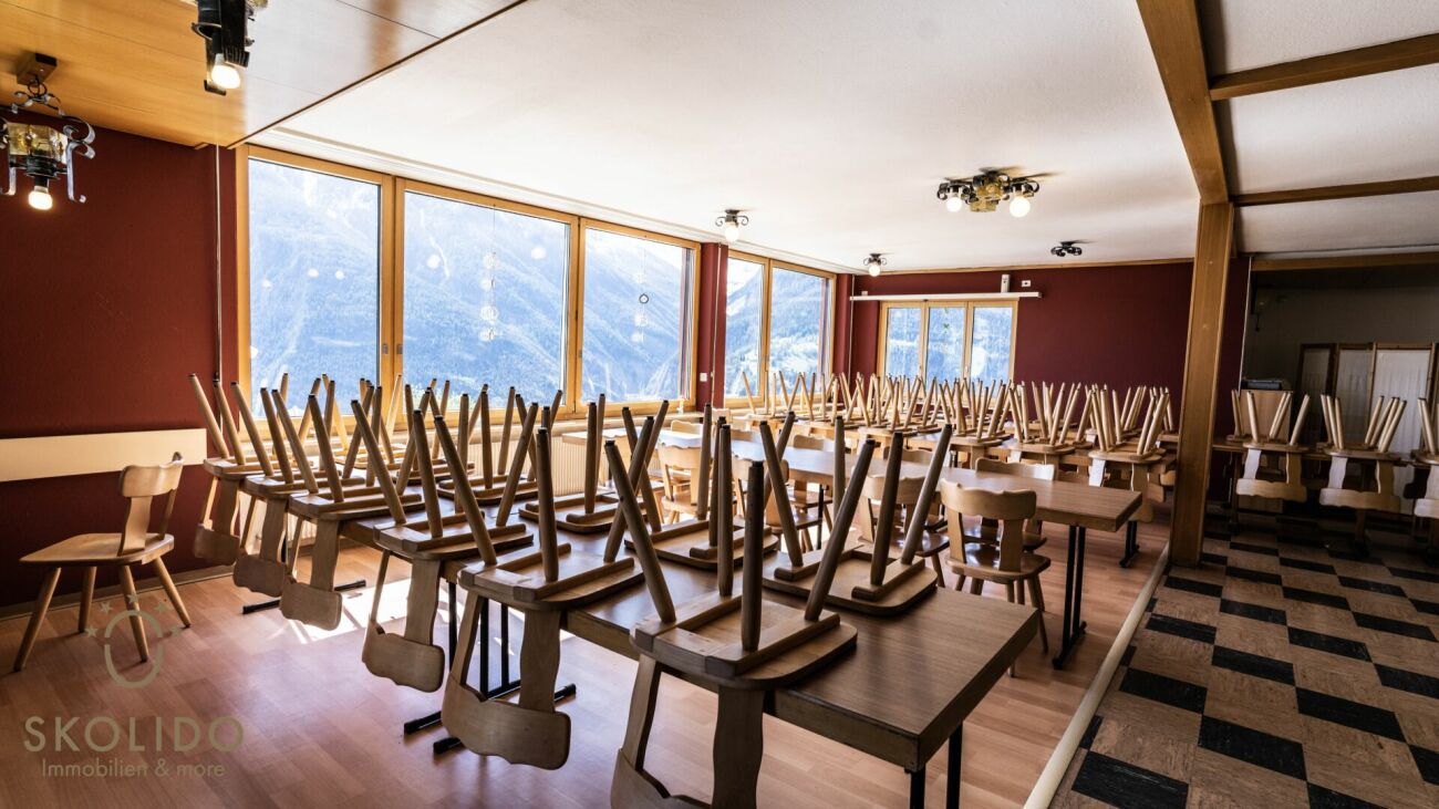 Einkaufsladen, grosses Restaurant mit Terrasse, Wohnung auf 2 Etagen, Garagen und Bauland im Herzen von Mund