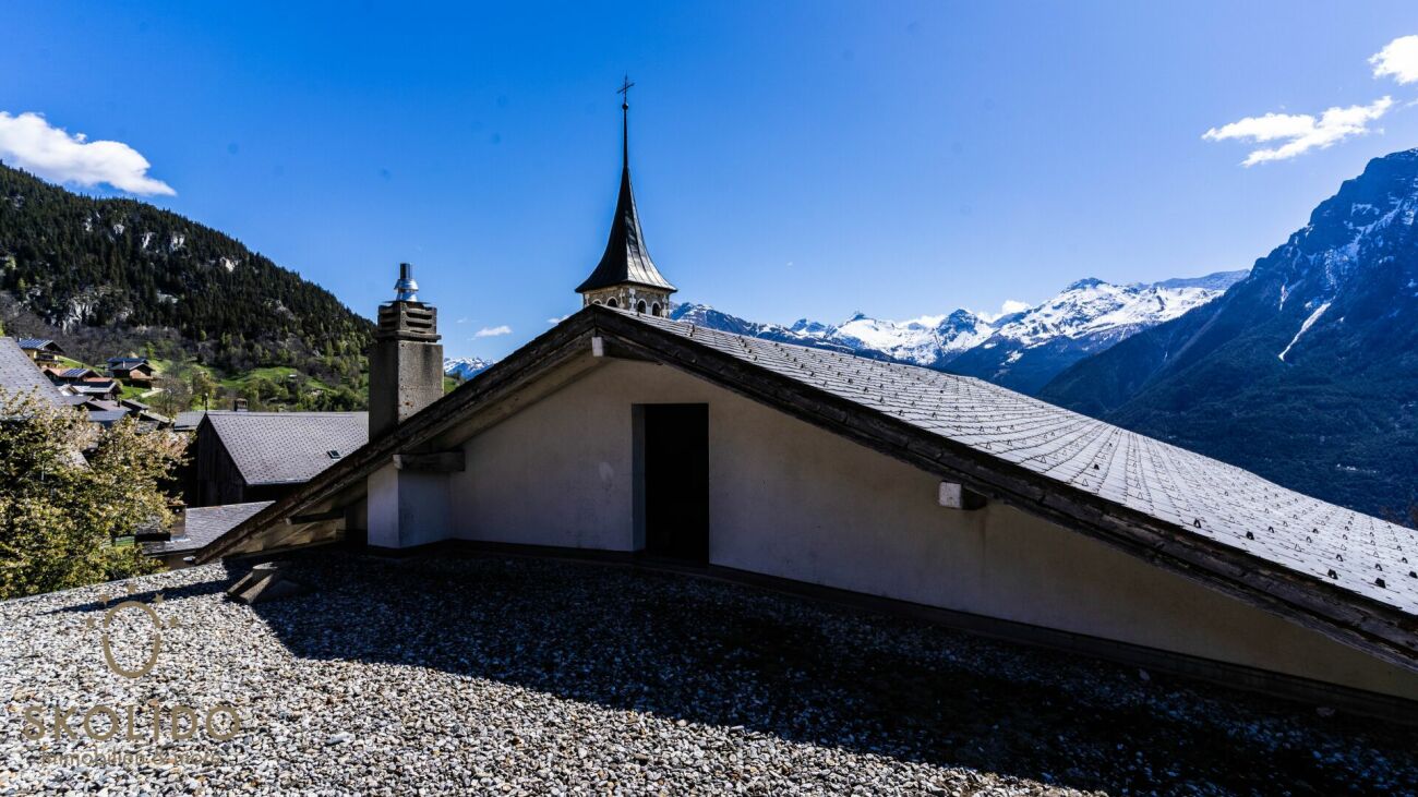 Einkaufsladen, grosses Restaurant mit Terrasse, Wohnung auf 2 Etagen, Garagen und Bauland im Herzen von Mund