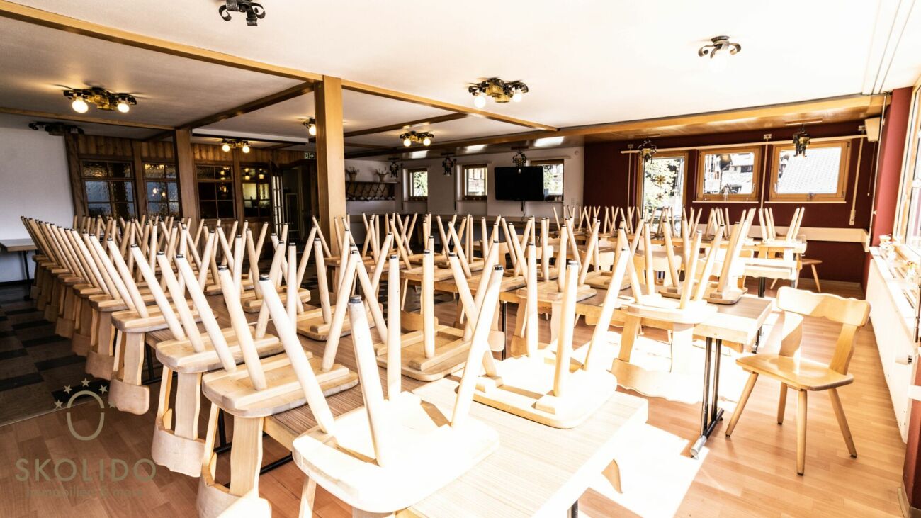 Einkaufsladen, grosses Restaurant mit Terrasse, Wohnung auf 2 Etagen, Garagen und Bauland im Herzen von Mund