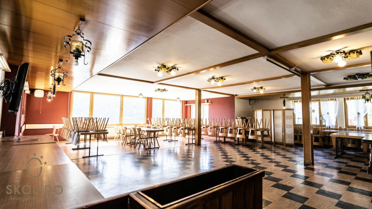 Einkaufsladen, grosses Restaurant mit Terrasse, Wohnung auf 2 Etagen, Garagen und Bauland im Herzen von Mund