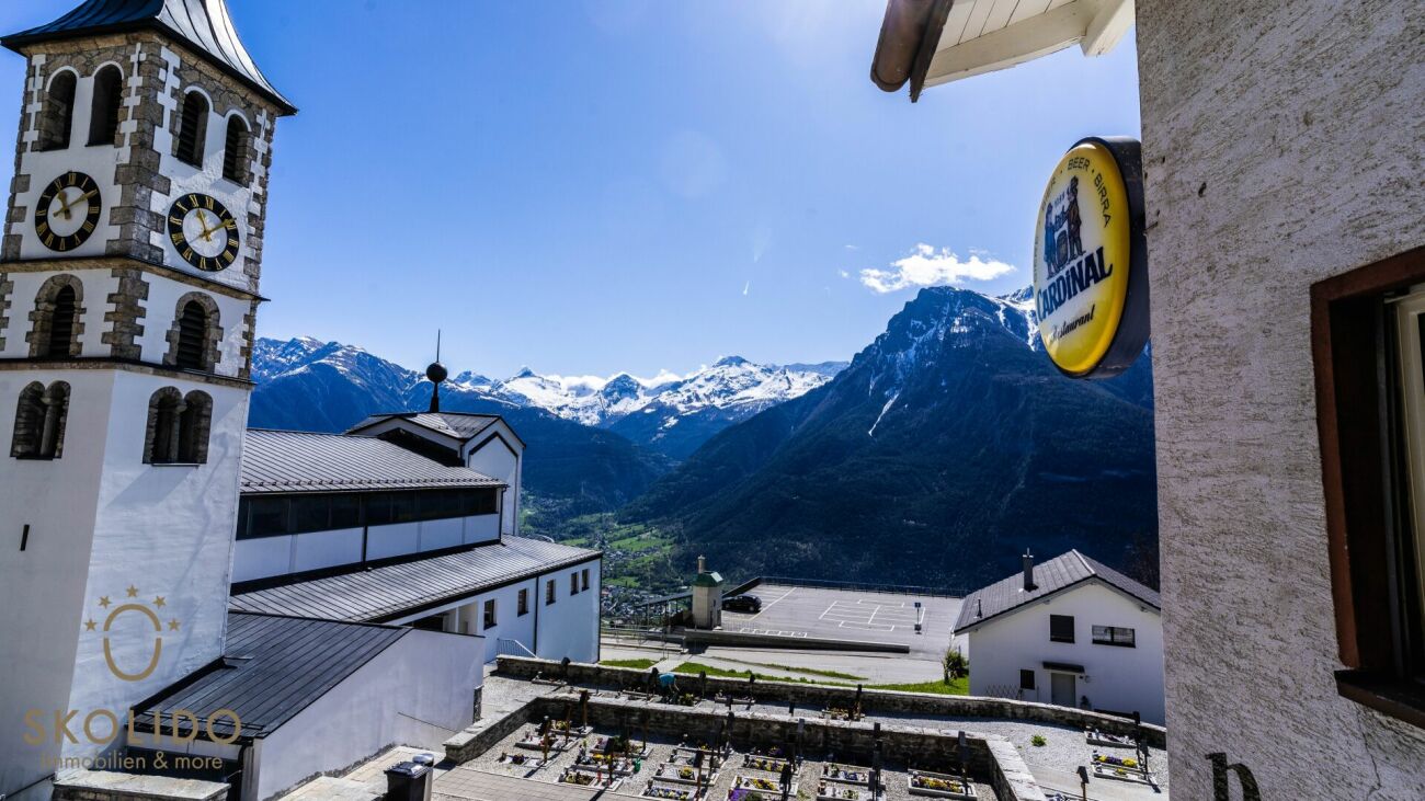 Einkaufsladen, grosses Restaurant mit Terrasse, Wohnung auf 2 Etagen, Garagen und Bauland im Herzen von Mund