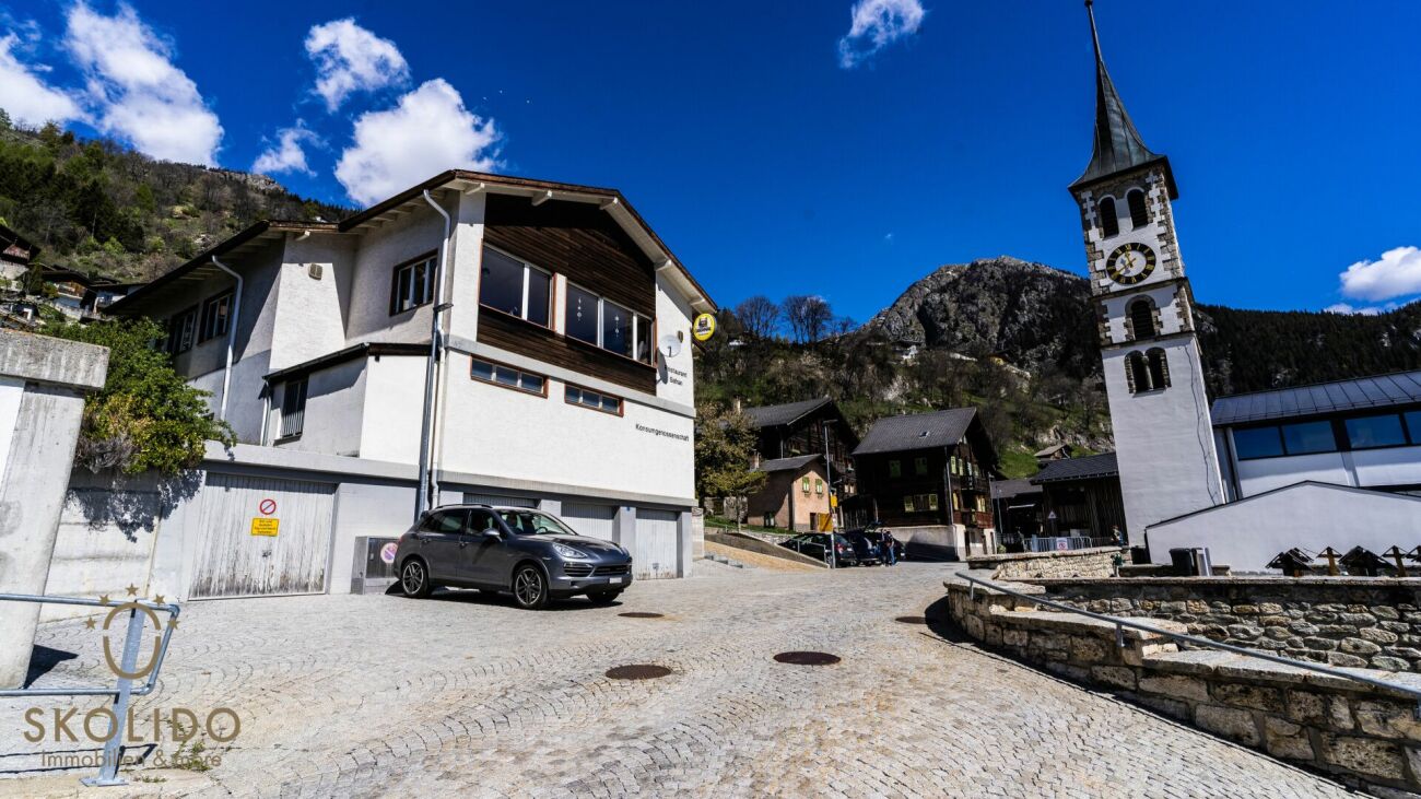 Einkaufsladen, grosses Restaurant mit Terrasse, Wohnung auf 2 Etagen, Garagen und Bauland im Herzen von Mund