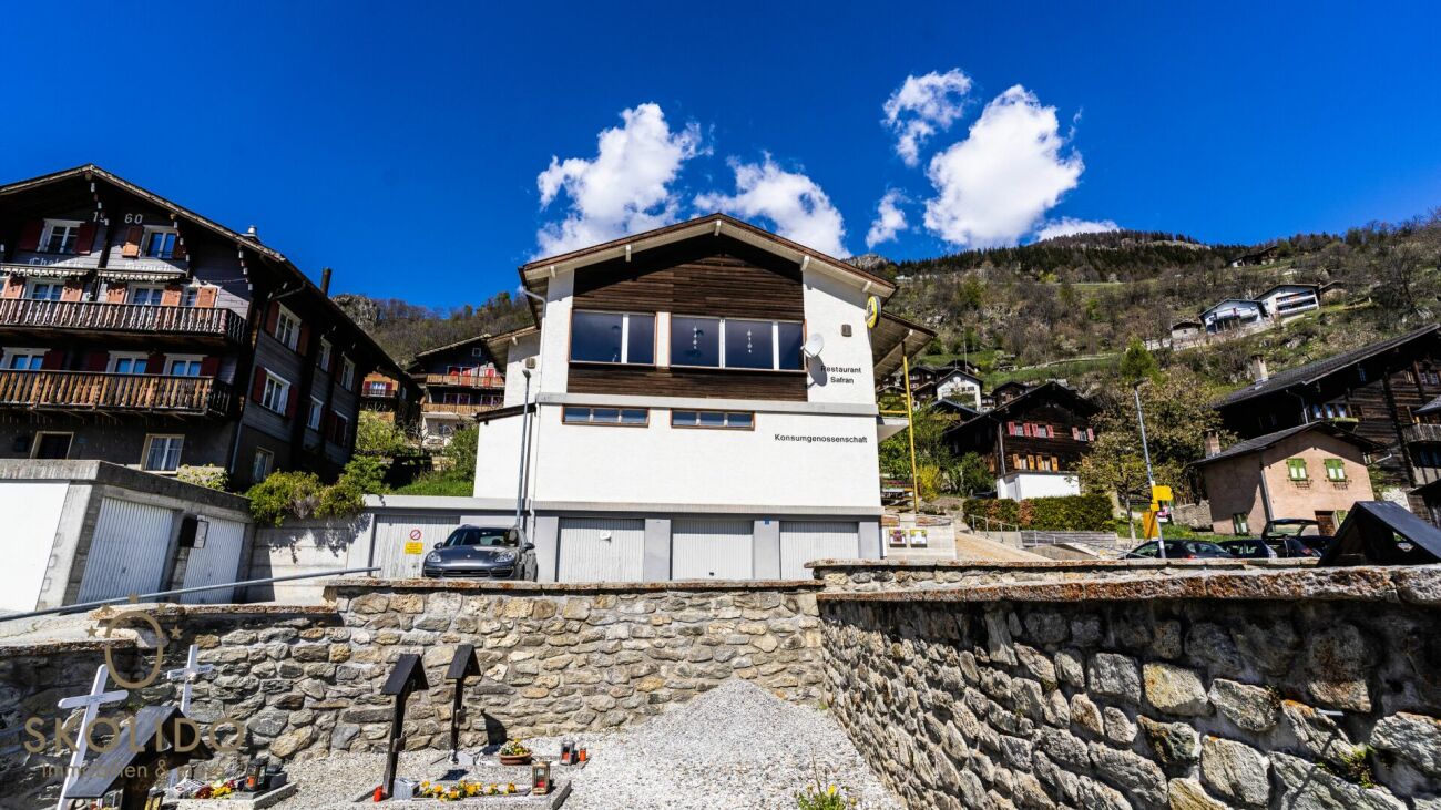Einkaufsladen, grosses Restaurant mit Terrasse, Wohnung auf 2 Etagen, Garagen und Bauland im Herzen von Mund