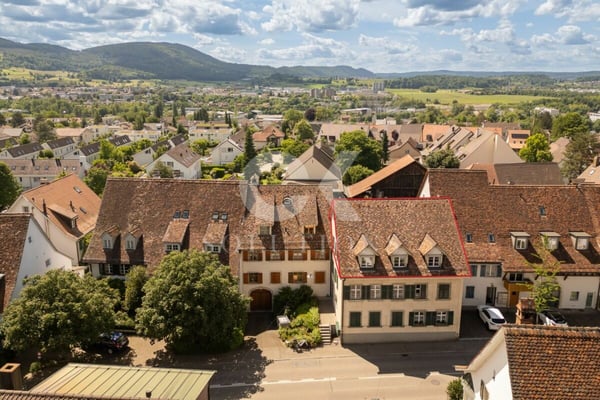 Charmante 1.5-Zimmer-Maisonette-Whg mit Galerie: Offener Wohnraum, idyllisch und zentral 2