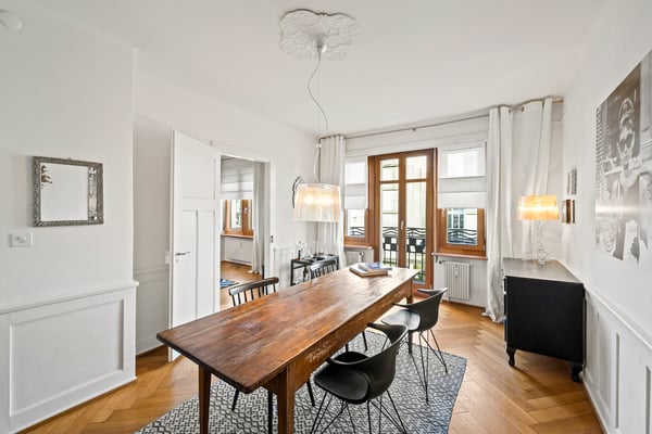 Charmante 1.5-Zimmer-Altbauwohnung mit hohen Decken und Balkon 2