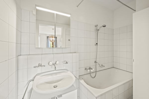 Charmante 1.5-Zimmer-Altbauwohnung mit hohen Decken und Balkon 11