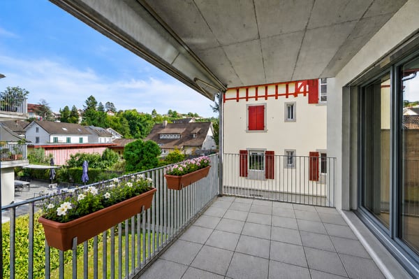 Nur wenige Schritte zum Bahnhof Moderne 4.5-Zimmerwohnung mit hochwe 2