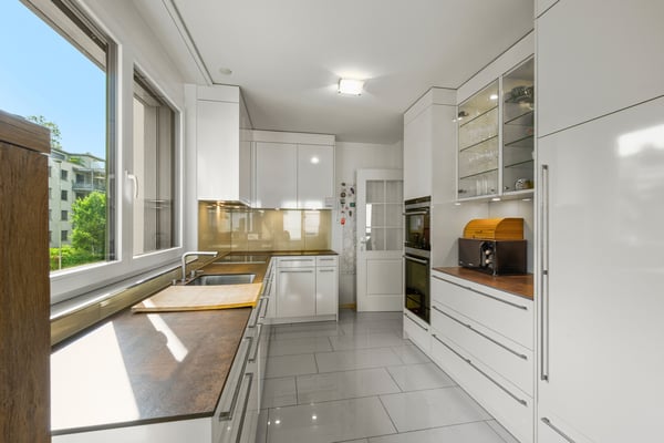 Nur wenige Schritte zum Bahnhof Moderne 4.5-Zimmerwohnung mit hochwe 4