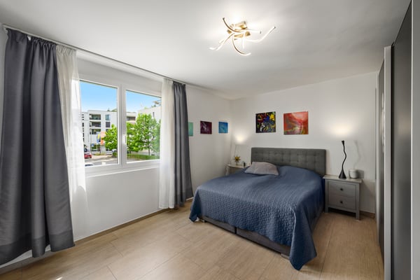 Nur wenige Schritte zum Bahnhof Moderne 4.5-Zimmerwohnung mit hochwe 8