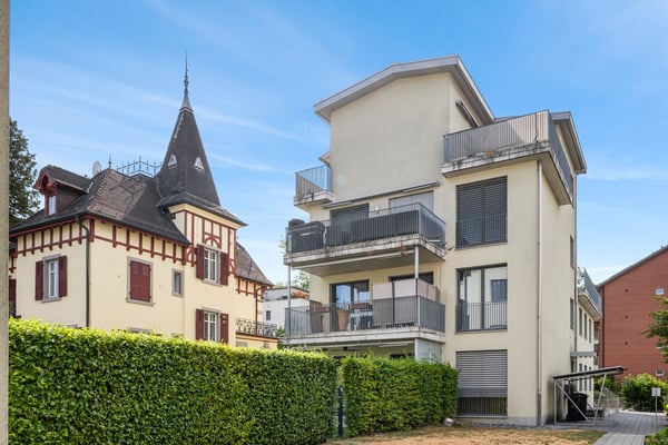 Nur wenige Schritte zum Bahnhof Moderne 4.5-Zimmerwohnung mit hochwe 1