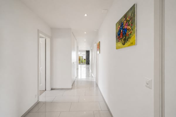 Nur wenige Schritte zum Bahnhof Moderne 4.5-Zimmerwohnung mit hochwe 12