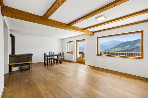Modernisierte Liegenschaft mit zwei Wohneinheiten und traumhaftem Berg 4
