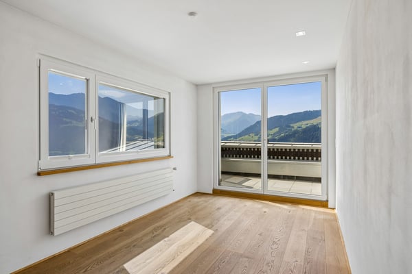 Modernisierte Liegenschaft mit zwei Wohneinheiten und traumhaftem Berg 8