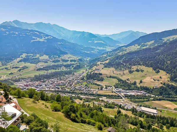 Modernisierte Liegenschaft mit zwei Wohneinheiten und traumhaftem Berg 3