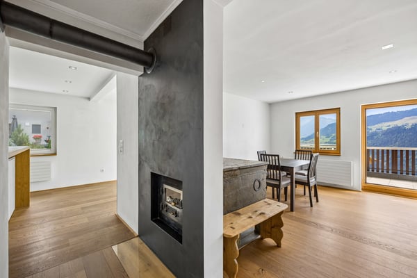 Modernisierte Liegenschaft mit zwei Wohneinheiten und traumhaftem Berg 7