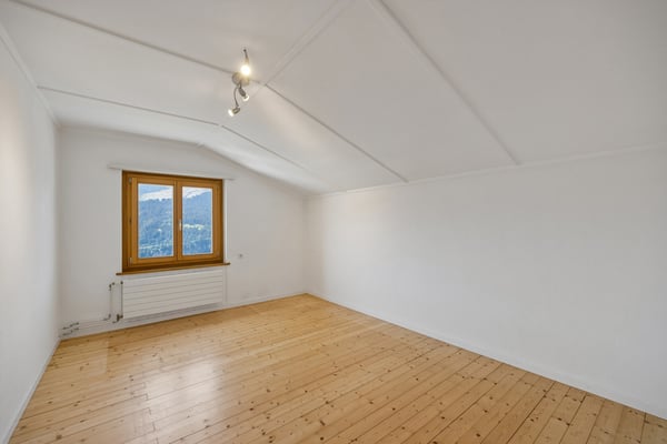 Modernisierte Liegenschaft mit zwei Wohneinheiten und traumhaftem Berg 10