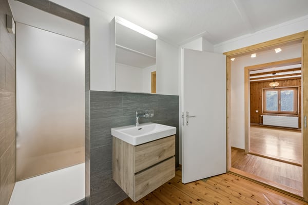 Modernisierte Liegenschaft mit zwei Wohneinheiten und traumhaftem Berg 9