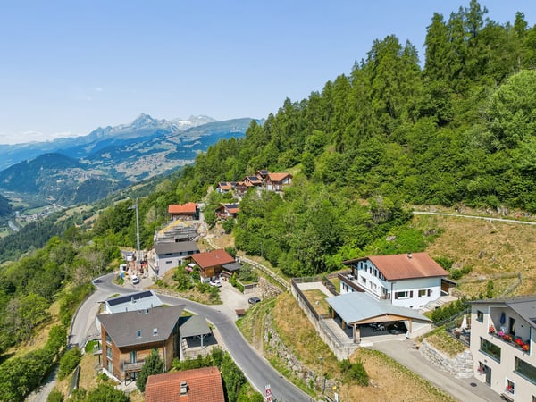 Modernisierte Liegenschaft mit zwei Wohneinheiten und traumhaftem Berg 2