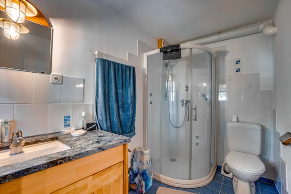 Grosses Einfamilienhaus mit Einliegerwohnung und zusätzliche Bauparzelle(Seesicht) 20