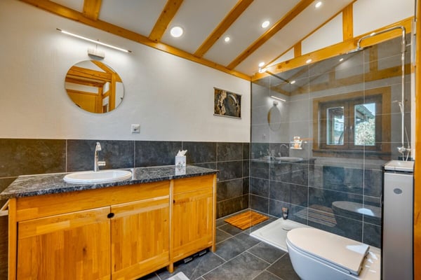 Grosses Einfamilienhaus mit Einliegerwohnung und zusätzliche Bauparzelle(Seesicht) 14