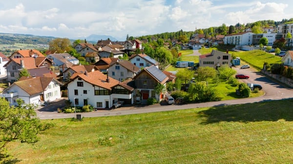 Grosses Einfamilienhaus mit Einliegerwohnung und zusätzliche Bauparzelle(Seesicht) 2