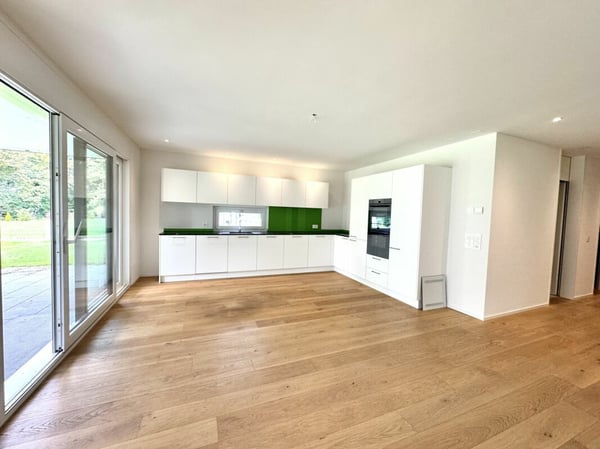 Moderne Gartenwohnung an idyllischer Lage mit sehr grossem Garten 2