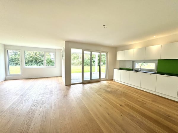 Moderne Gartenwohnung an idyllischer Lage mit sehr grossem Garten 3