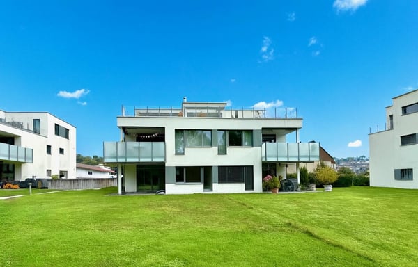 Moderne Gartenwohnung an idyllischer Lage mit sehr grossem Garten 1