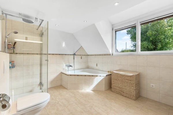 Qualität triftt Komfort-EFH mit Galerie, Anbau&grossem Grundstück 16