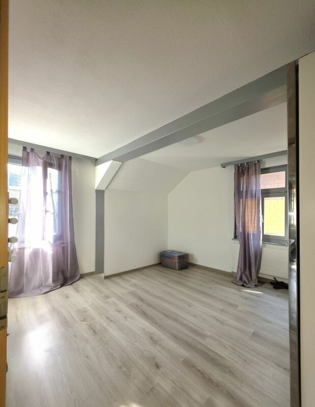 Freistehendes Einfamililenhaus mit je einer Wohnung pro Stockwerk und Bauparzelle