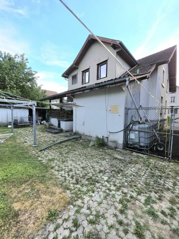 Freistehendes Einfamililenhaus mit je einer Wohnung pro Stockwerk und Bauparzelle