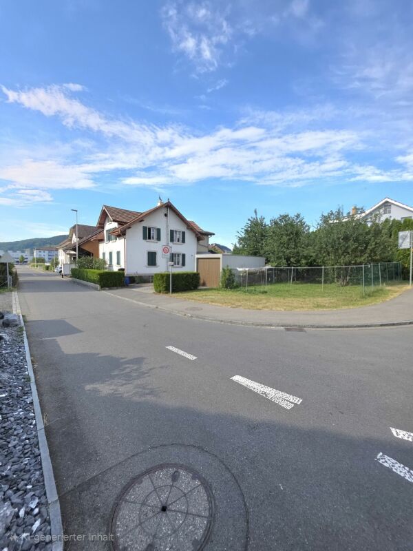 Freistehendes Einfamililenhaus mit je einer Wohnung pro Stockwerk und Bauparzelle