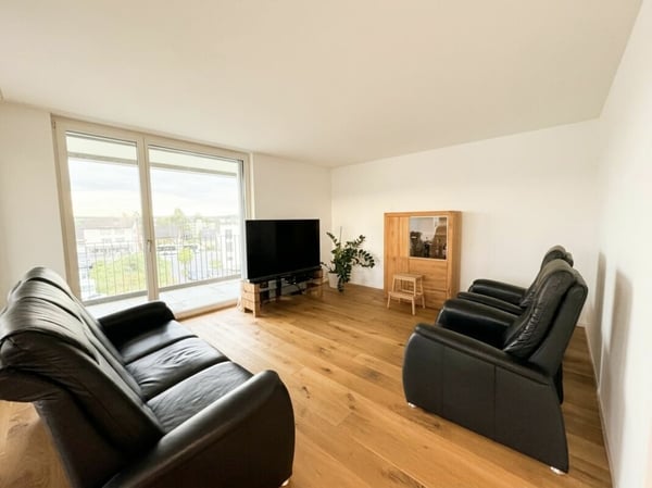 Hochwertige 4.5 Zimmer Wohnung mit grossem Balkon 9