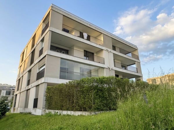 Hochwertige 4.5 Zimmer Wohnung mit grossem Balkon 1