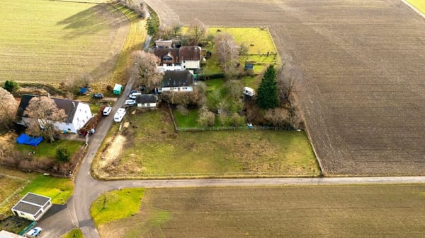 Maison bifamiliale avec grand terrain 1