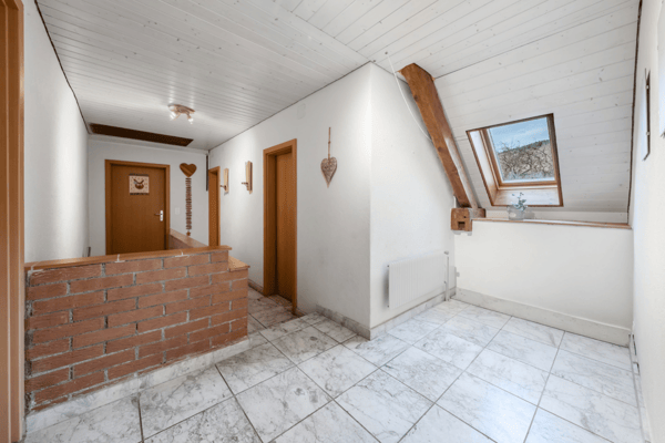 Maison bifamiliale avec grand terrain 9