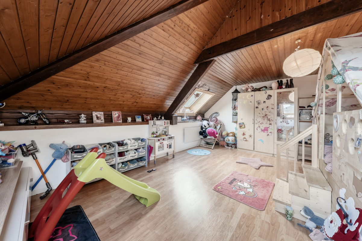Maison bifamiliale avec grand terrain