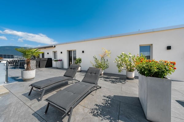 Exklusive 5.5-Zimmer-Attikawohnung mit 152 m² Terrasse & Weitsicht! 2