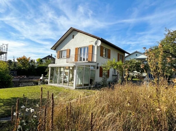 Charmantes Einfamilienhaus am Bach mit Wintergarten und Garage 2