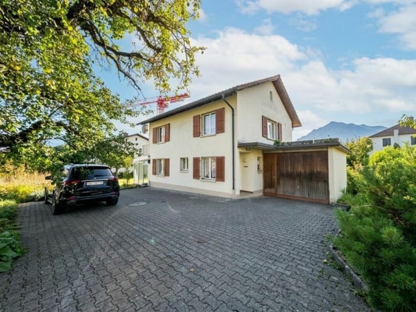 Charmantes Einfamilienhaus am Bach mit Wintergarten und Garage 1