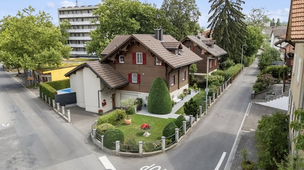 Einfamilienhaus mit Pool und Garage
