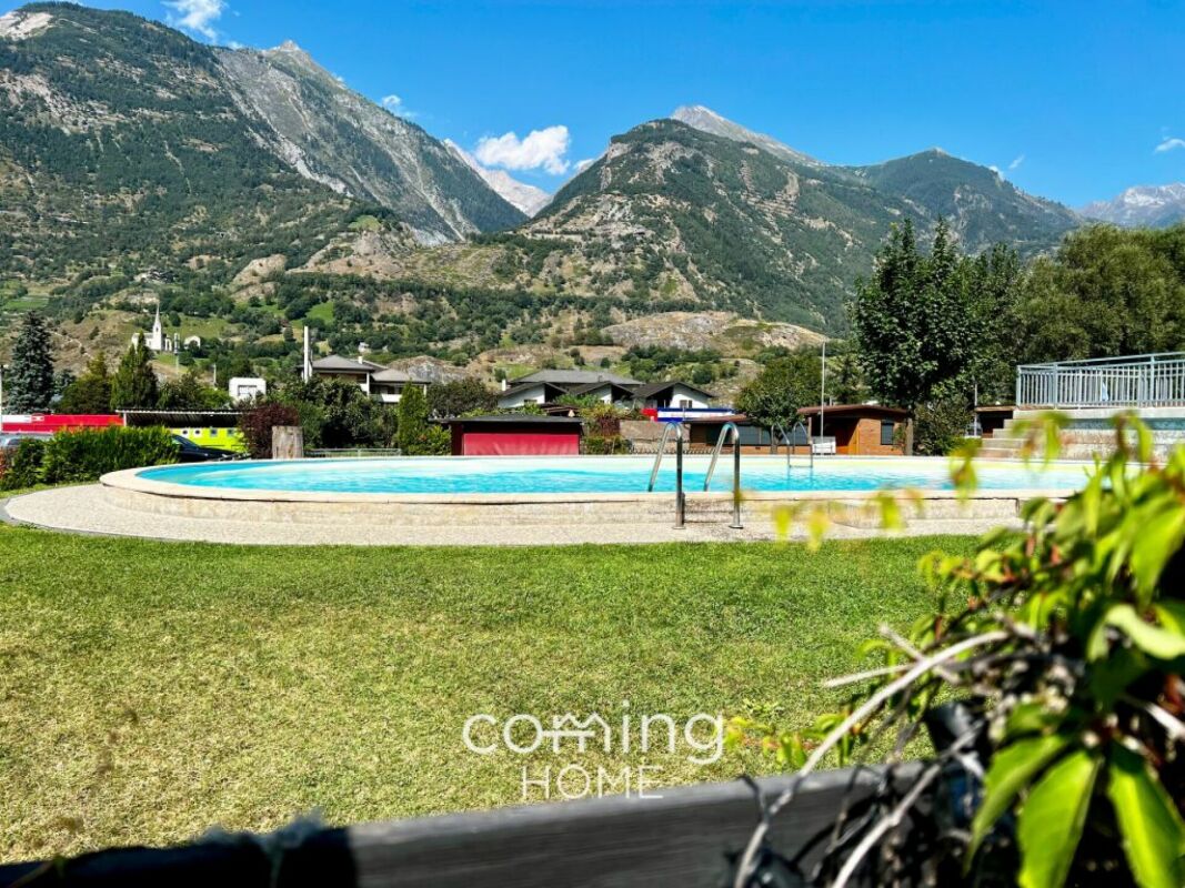 Mobil-home confortable à Raron - espace jardin, cuisine flambant neuve et été au bord de la piscine