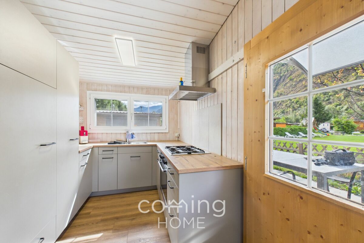 Mobil-home confortable à Raron - espace jardin, cuisine flambant neuve et été au bord de la piscine