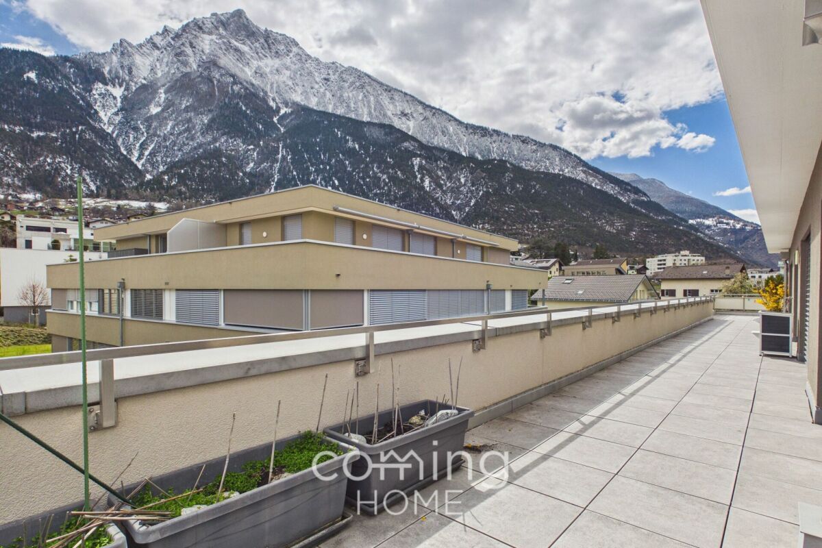 Appartement mansardé ensoleillé de 4,5 pièces avec une grande terrasse panoramique et vue sur les Alpes à Brig-Glis
