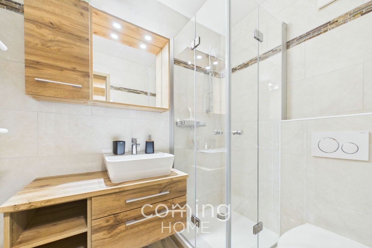 Appartement ensoleillé au rez-de-chaussée à Loèche-les-Bains - entièrement rénové, avec vue panoramique sur les montagnes et le domaine skiable à proximité