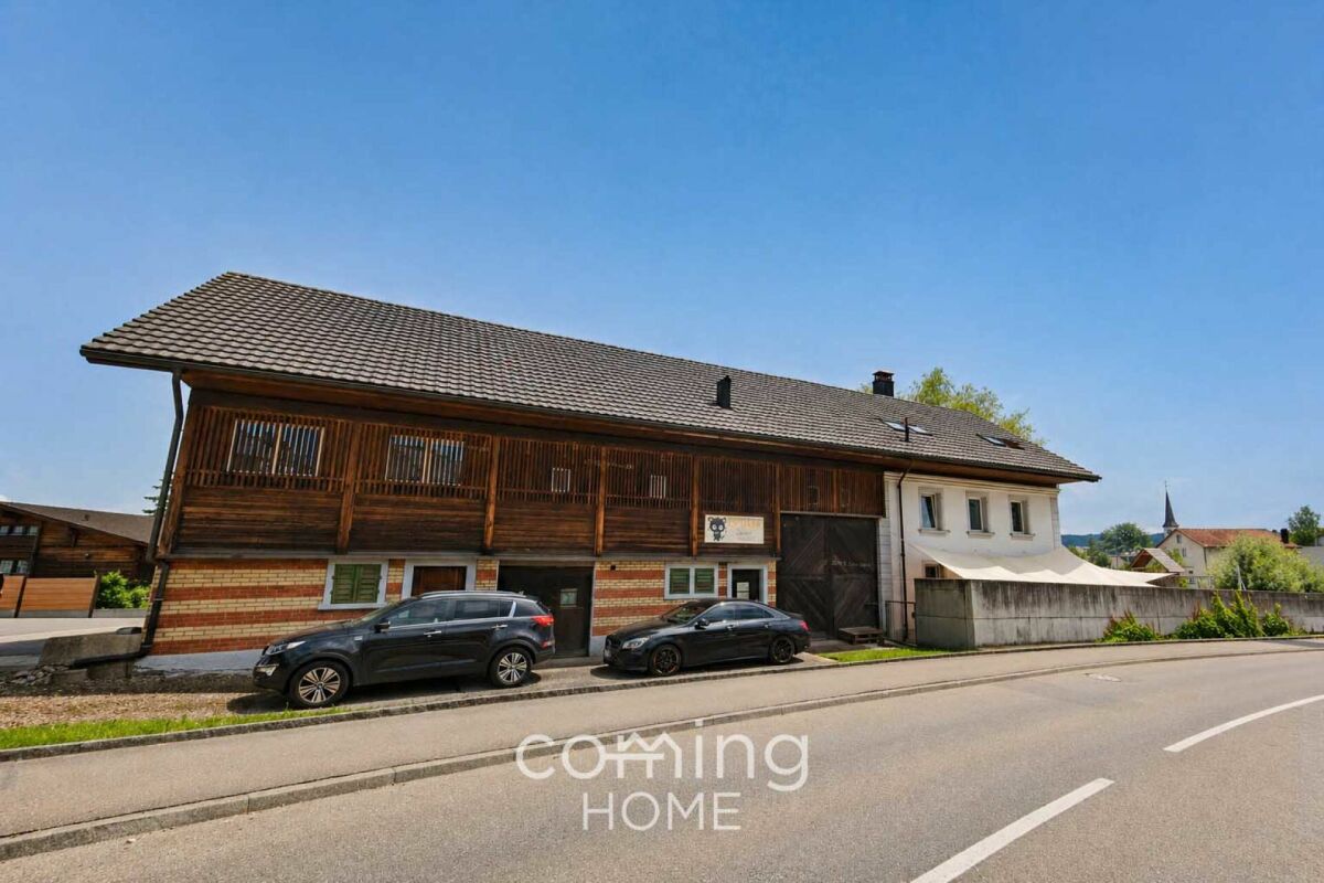 Grand terrain à bâtir à Kölliken - 3 172 m² avec bâtiment existant et potentiel de développement