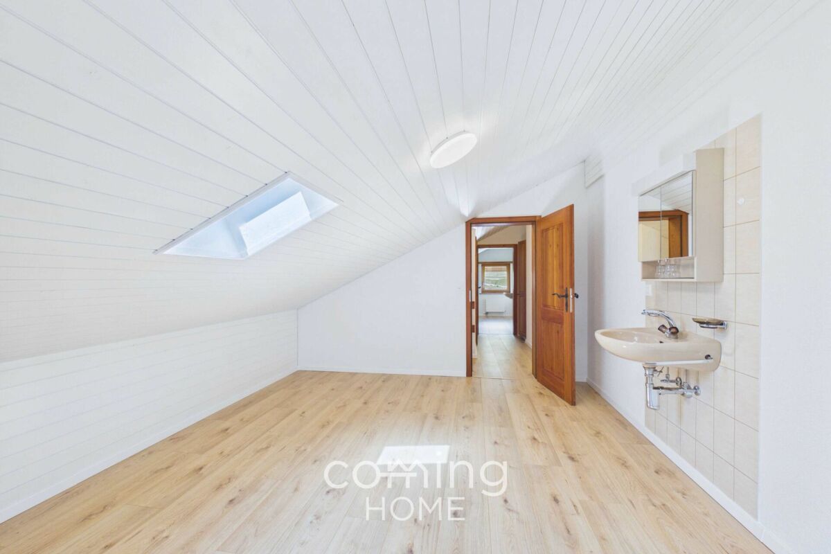Spacious duplex penthouse apartment in Susten with a sunny mountain view