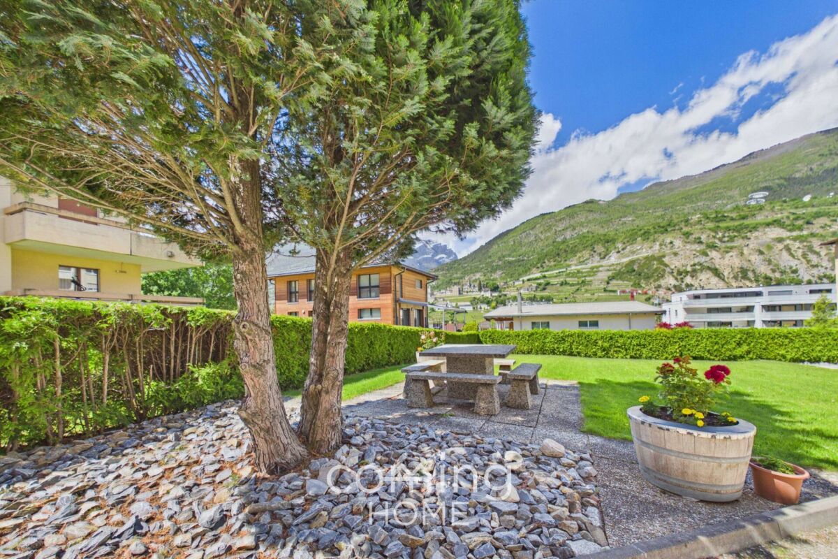 Spacious duplex penthouse apartment in Susten with a sunny mountain view