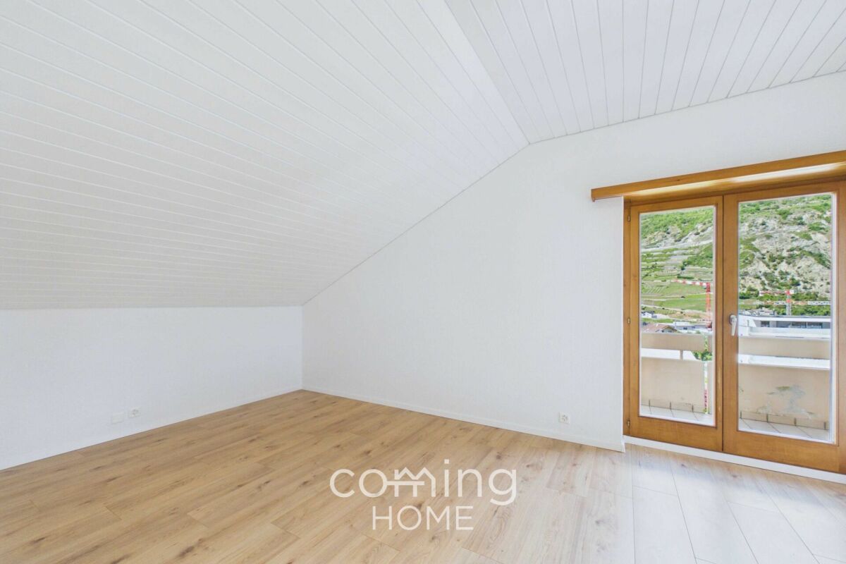 Spacious duplex penthouse apartment in Susten with a sunny mountain view